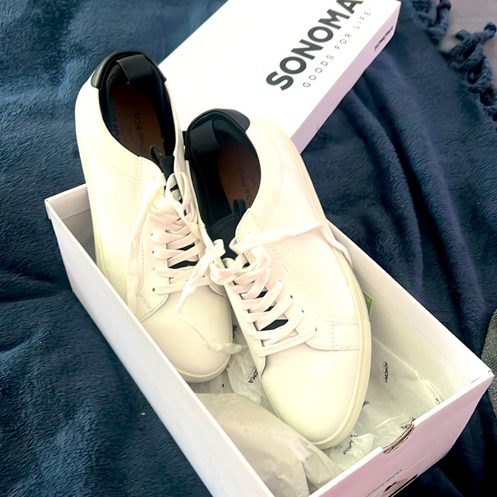 NIB men’s size 9 white shoes